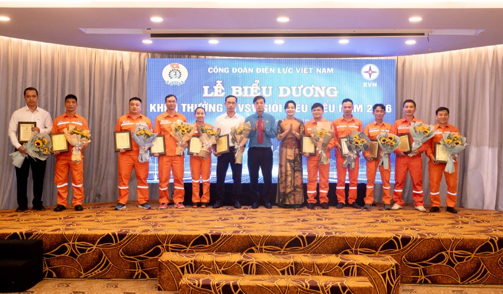 Lãnh đạo Công đoàn Điện lực Việt Nam trao bằng khen cho những cá nhân có nhiều đóng góp cho hoạt động mạng lưới an toàn vệ sinh lao động. Ảnh: Bảo Ngọc 