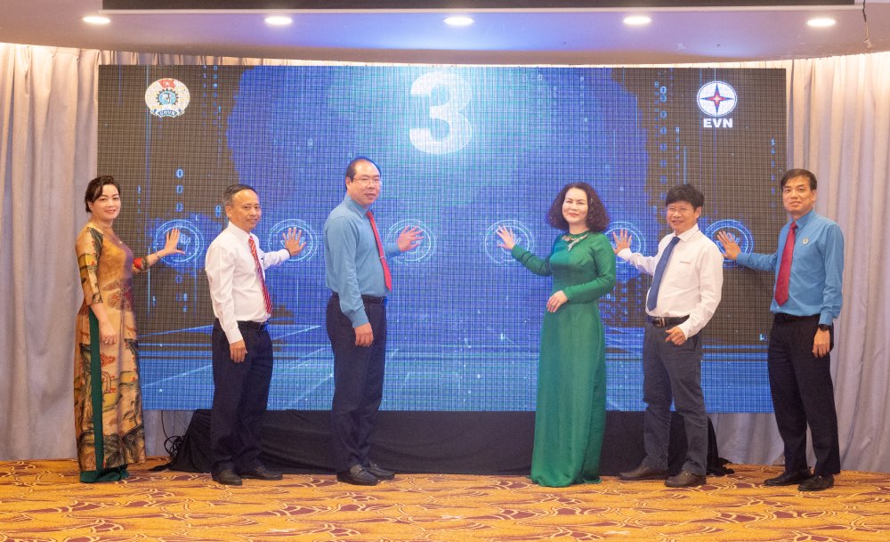 Leaders of the Vietnam Electricity Trade Union perform the ceremony to launch Workers' Month and Action Month on Occupational Safety and Health in 2026. Photo: Bao Ngoc