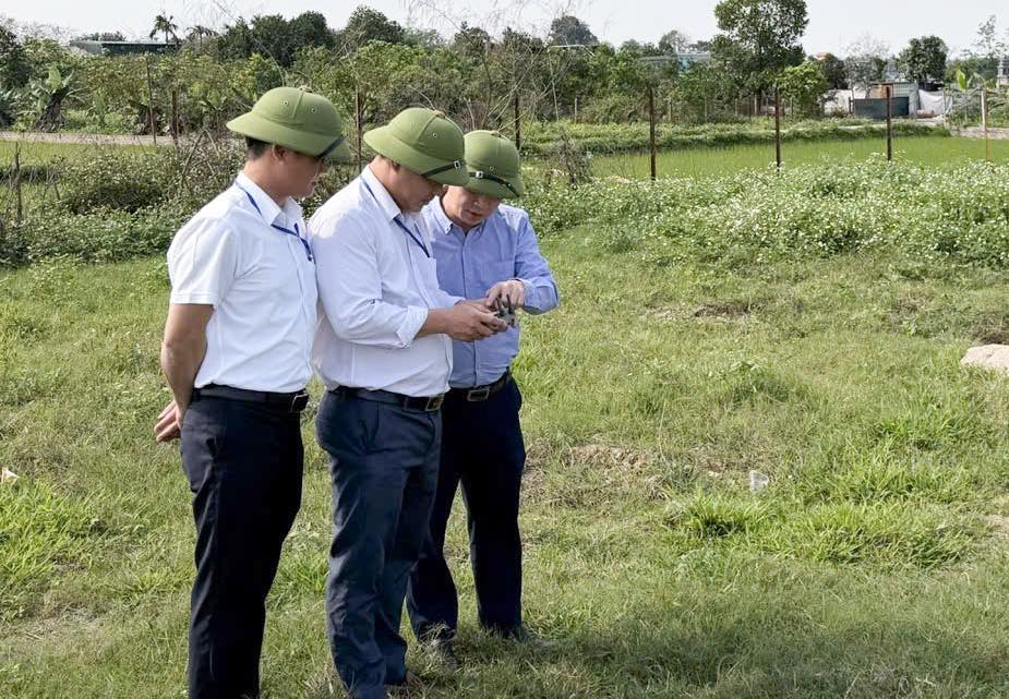 Officials use flycam to help detect 4 cases of land violations. Photo: Kieu Phu Commune People's Committee