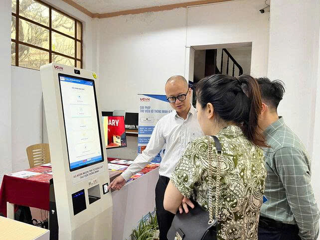 Hệ thống mượn - trả sách tự động bằng CCCD tại Thư viện Quốc gia Việt Nam giúp rút ngắn thời gian, nâng cao trải nghiệm bạn đọc. Ảnh: Ngọc Mai