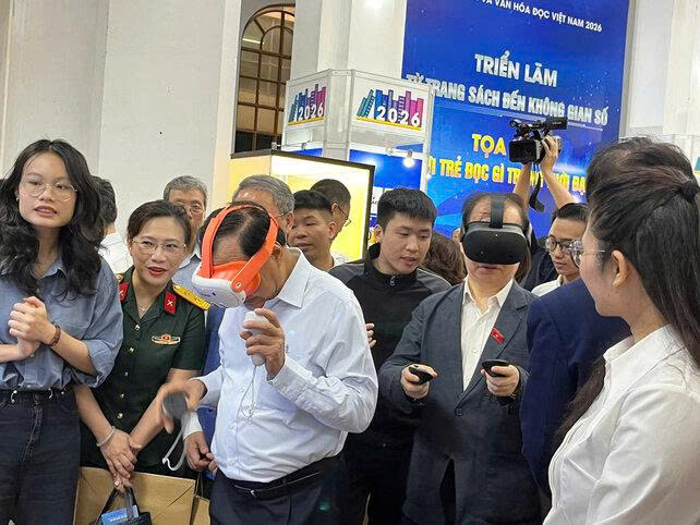 PGS.TS Bùi Hoài Sơn - Ủy viên chuyên trách Ủy ban Văn hóa và Xã hội của Quốc hội - trải nghiệm không gian thực tế ảo dưới đại dương. Ảnh: Ngọc Mai 