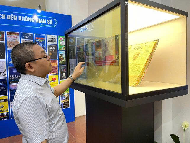 Không gian thư viện số giới thiệu các bản tin truyền hình cập nhật về chính trị, xã hội, giúp người đọc tiếp cận thông tin nhanh chóng. Ảnh: Quỳnh Mai