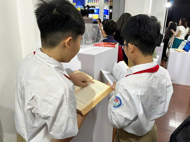 Không gian đọc sách truyền thống tại Thư viện Quốc gia Việt Nam thu hút đông đảo bạn đọc ở nhiều độ tuổi. Ảnh: Ngọc Mai 