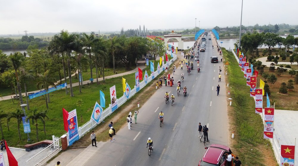 Đoàn xe di chuyển qua cầu Hiền Lương. Ảnh: Hưng Thơ