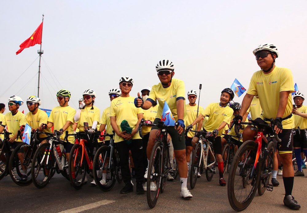 Các vận động viên tập trung dưới cột cờ Hiền Lương lịch sử, bắt đầu hành trình đạp xe vì hòa bình. Ảnh: Hưng Thơ