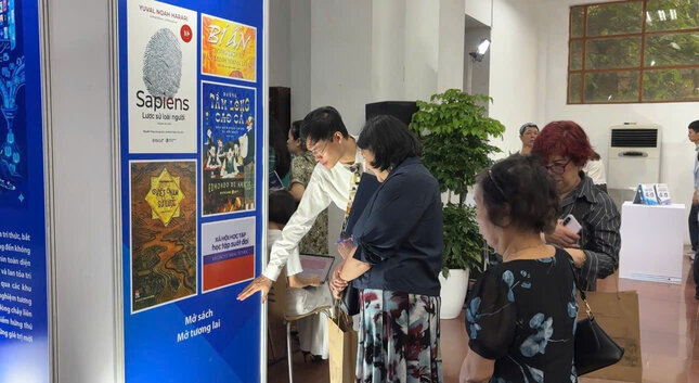 Reading culture connects traditional reading and modern technology. Photo: Khanh Linh