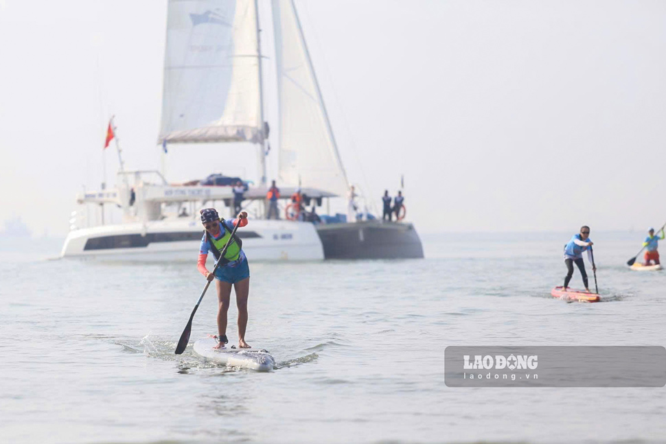 Các vận động viên nữa tăng tốc về đích. Ảnh: Hoài Phương