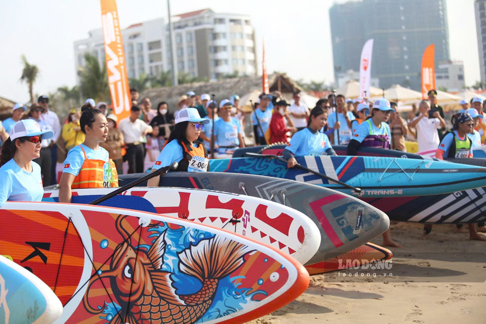 Các vận động viên nữ tham gia giải đua. Ảnh: Hoài Phương