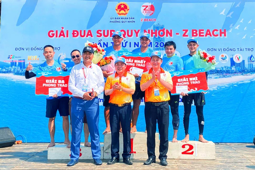 Lãnh đạo UBND phường Quy Nhơn trao giải cho các vận động viên. Ảnh: BTC