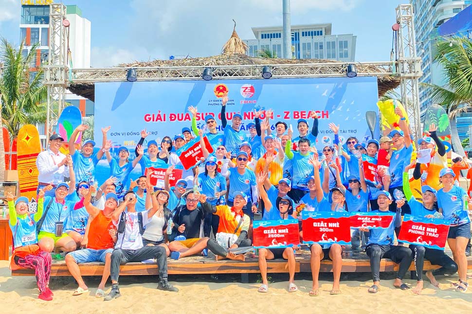 Các vận động viên cùng ăn mừng thành tích sau khi chinh phục giải đua. Ảnh: BTC