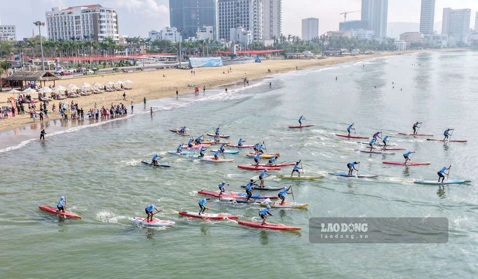 The 1st Quy Nhon - Zbeach SUP race in 2026 is held at Quy Nhon beach, Gia Lai. Photo: Nguyen Dung