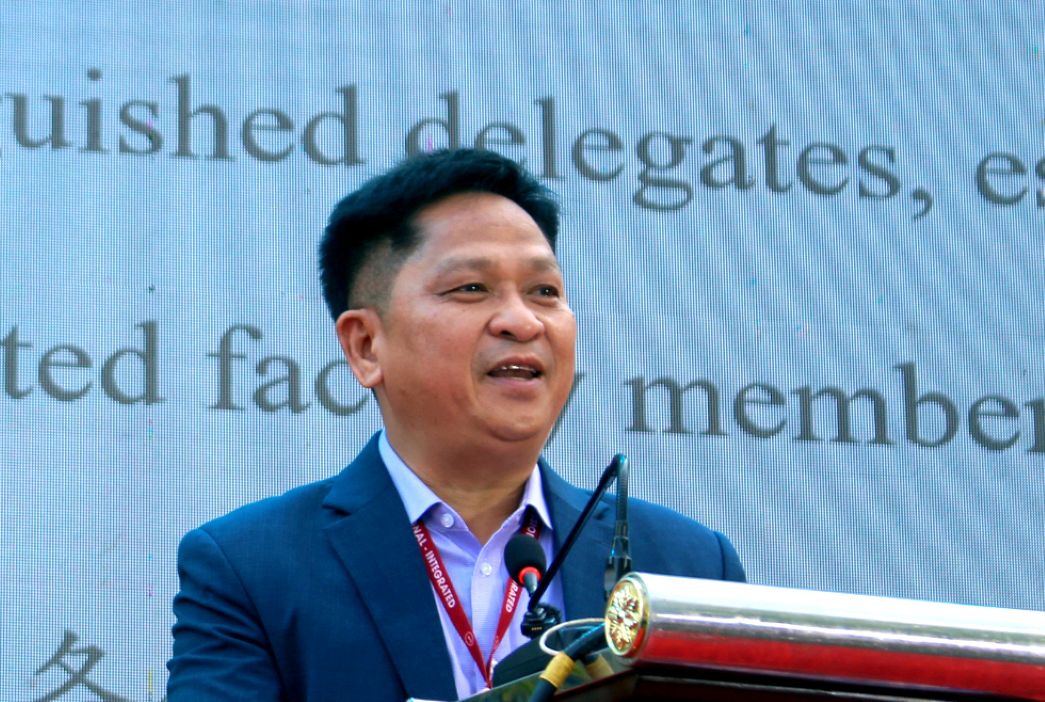 Ông Cao Dao Thép, Phó Hiệu trưởng Trường Đại học Đồng Tháp phát biểu khai mạc Ngày hội việc làm năm 2026. Ảnh: Thanh Mai