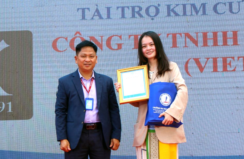 Thay mặt lãnh đạo Trường Đại học Đồng Tháp, ông Cao Dao Thép tiếp nhận các doanh nghiệp tài trợ học bổng. Ảnh: Thanh Mai