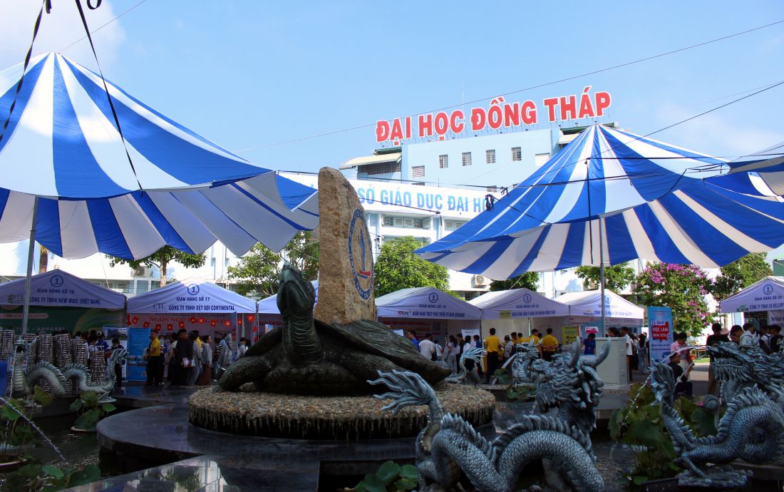 Các gian hàng tuyển dụng được chuẩn bị chu đáo. Ảnh: Thanh Mai