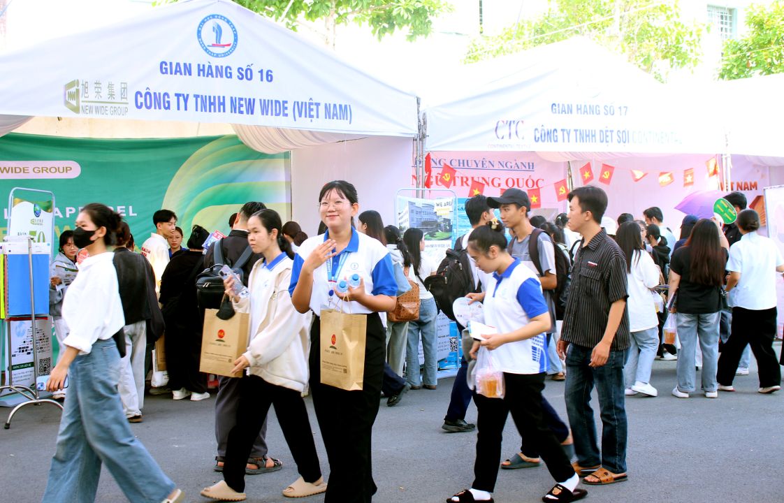 Sinh viên Trường Đại học Đồng Tháp phần khởi tham dự Ngày hội việc làm. Ảnh: Thanh Mai