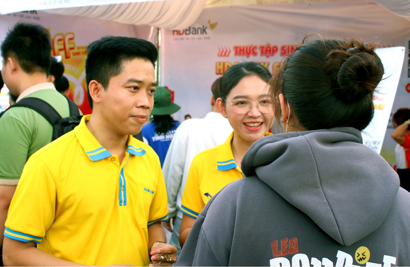 Công tác tuyển dụng lao động được các doanh nghiệp chuẩn bị chu đáo, thân thiện... Ảnh: Thanh Mai