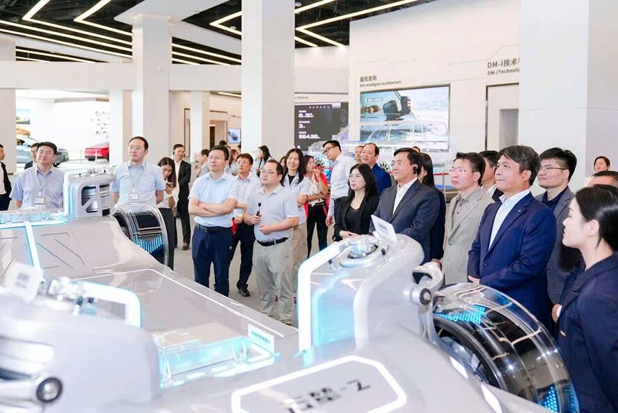 The working delegation of Phu Tho province visits the showroom of BYD Group (China). Photo: Bich Phuong