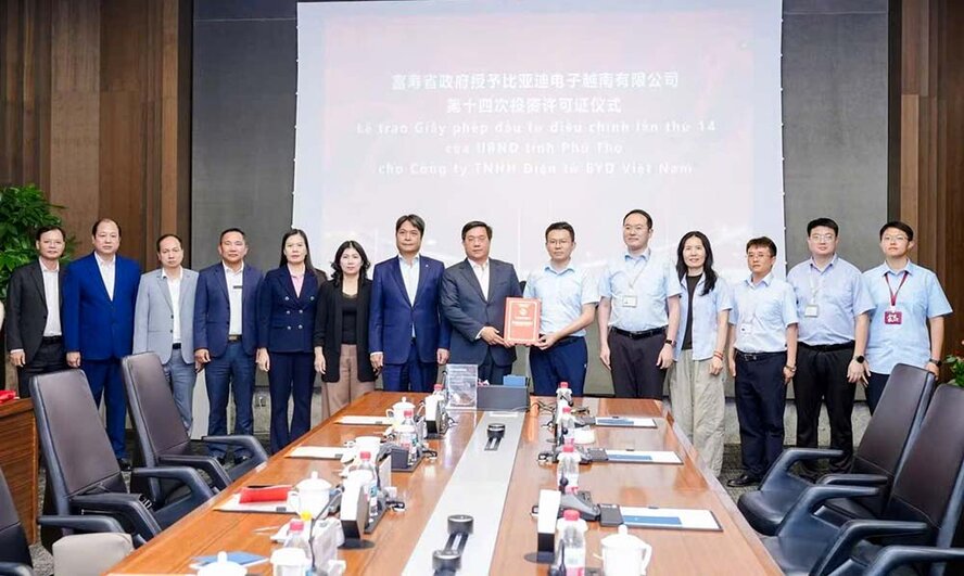 Chủ tịch UBND tỉnh Trần Duy Đông trao Giấy chứng nhận đầu tư với các nội dung điều chỉnh tăng vốn Dự án Nhà máy Điện tử BYD Việt Nam. Ảnh: Bích Phượng