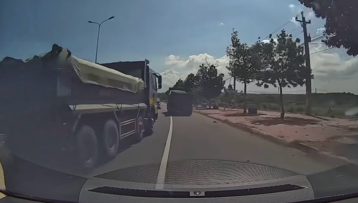 2 xe ben vượt lên, tạt đầu xe ô tô của du khách. Ảnh: Người dân cung cấp 