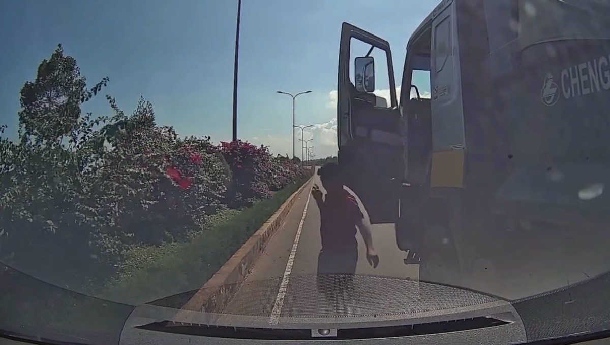 Một xe ben ép đầu xe ô tô du khách dừng lại, tài xế xe ben bước xuống xe. Ảnh: Người dân cung cấp 