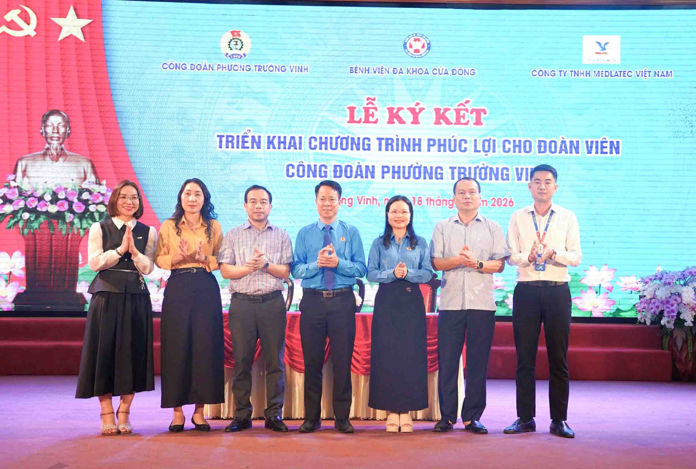 Các đại biểu chứng kiến lễ ký kết chương trình phúc lợi đoàn viên. Ảnh: Hải Dương