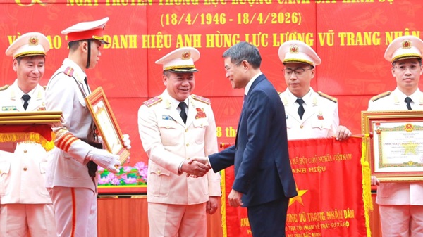 레민흥 정치국 위원 겸 총리가 응우옌탄뚱 하노이 공안국장에게 인민무력영웅 칭호를 수여하고 있습니다. 사진: CAHN