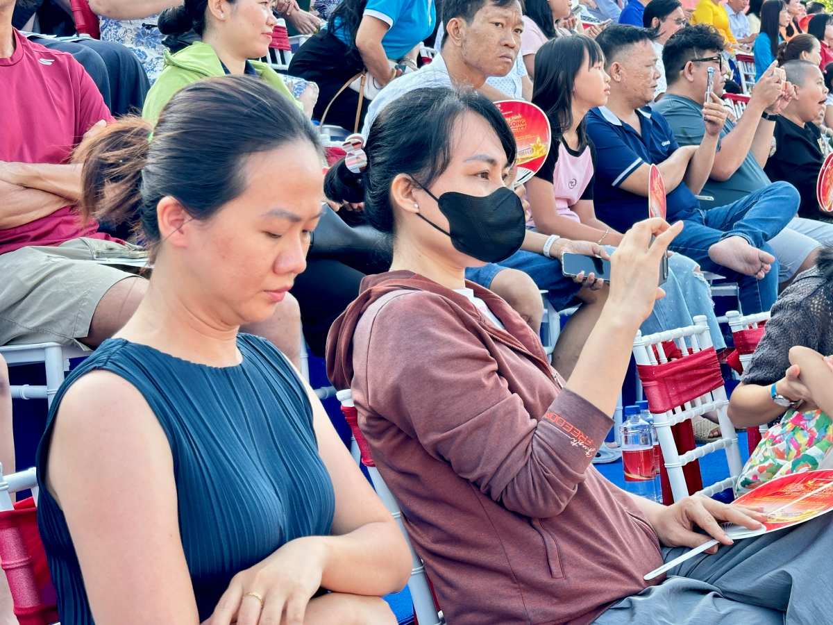 Chương trình có đông đảo người dân tham gia. Ảnh: Minh Tâm