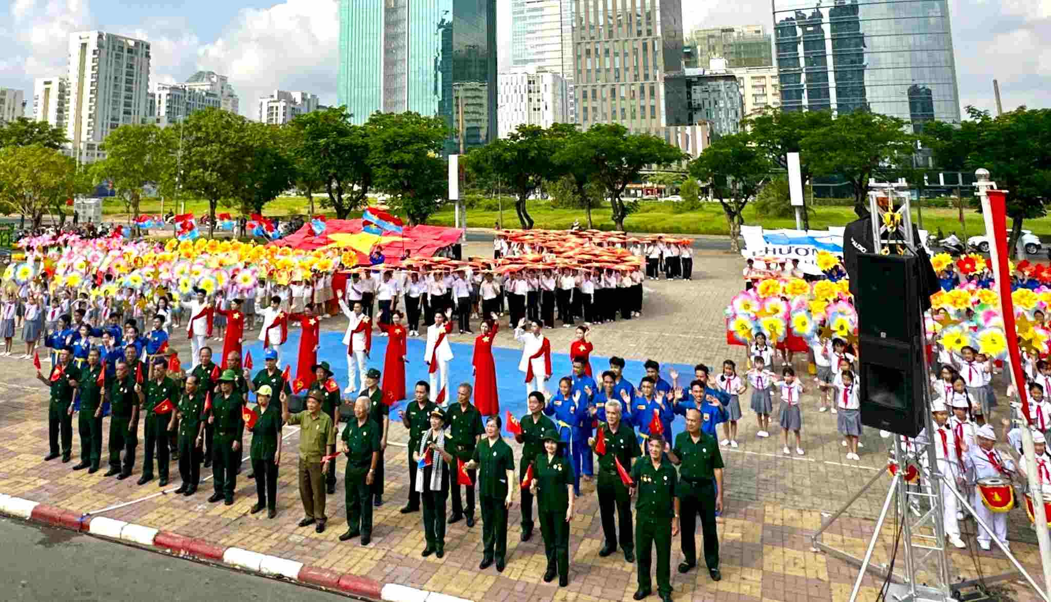 Hàng trăm người đồng diễn bản đồ Việt Nam. Ảnh: Minh Tâm