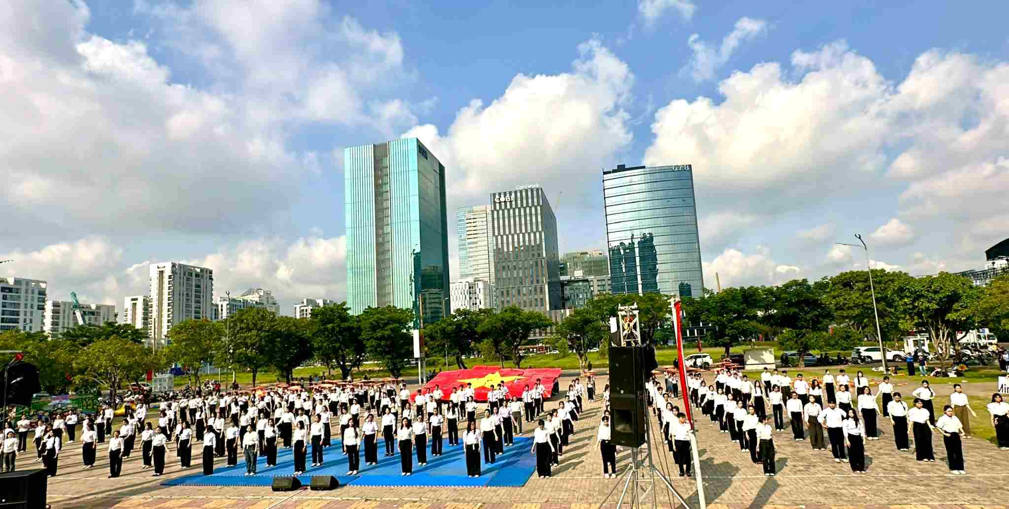 Tiết mục biểu diễn nghệ thuật “Sức trẻ Việt Nam – Khát vọng vươn xa”. Ảnh: Minh Tâm