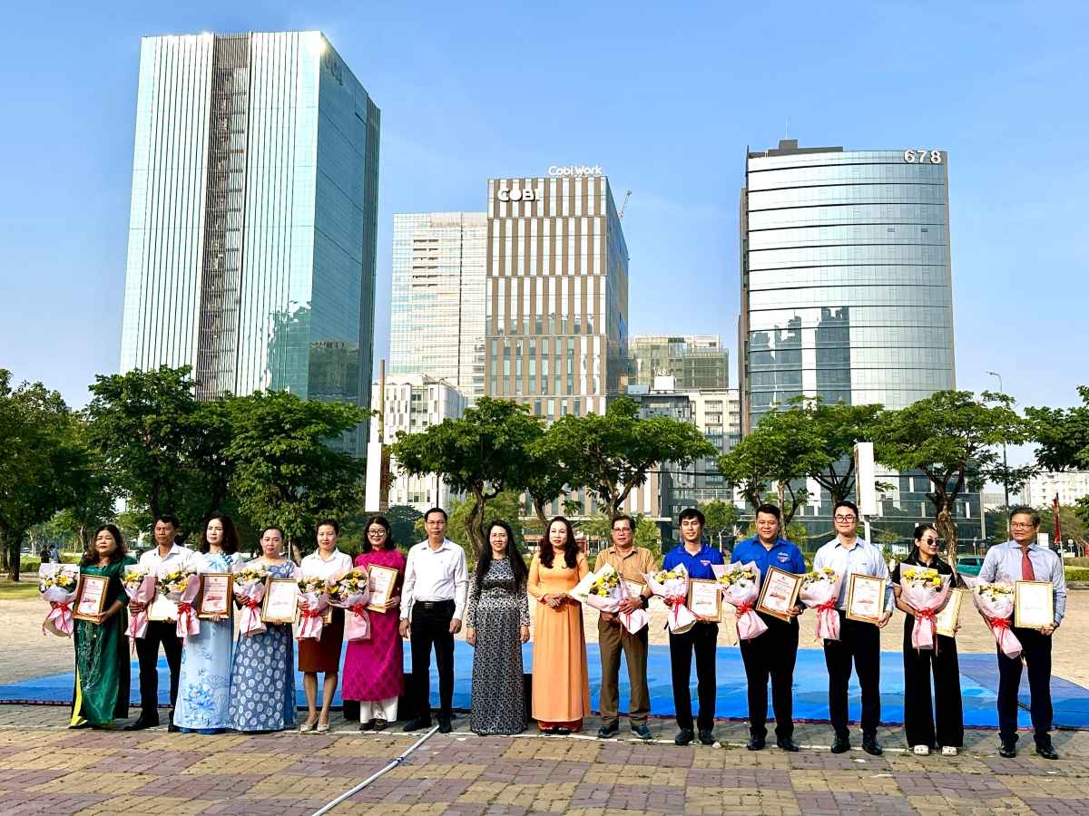 Lãnh đạo phường Tân Mỹ trao thư cảm ơn đến các đơn vị doanh nghiệp trên địa bàn. Ảnh: Minh Tâm