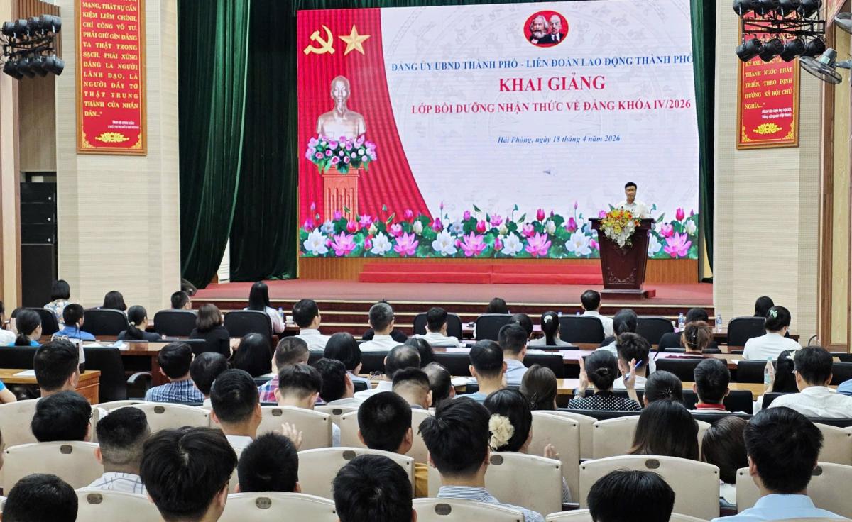 Opening of a training class on Party awareness for outstanding union members at businesses in industrial parks in western Hai Phong. Photo: Hong Quang