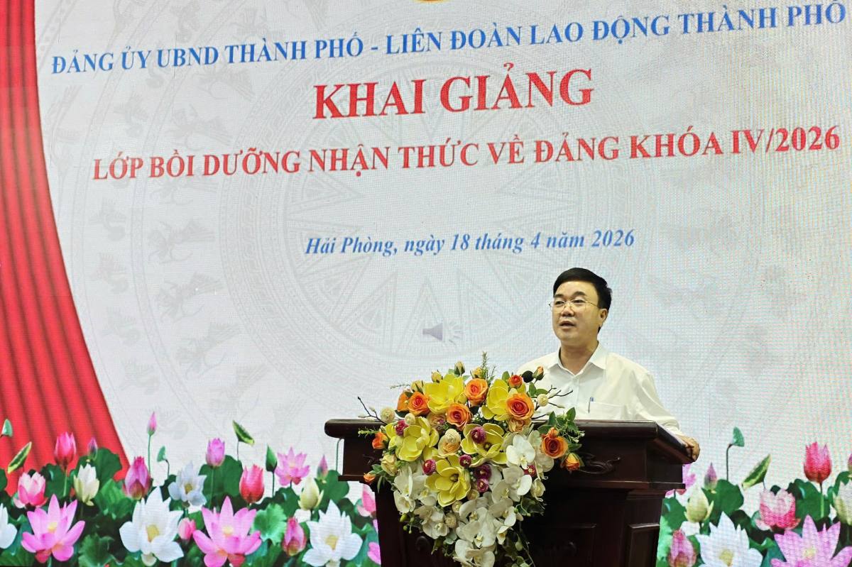 Phó Chủ tịch Thường trực LĐLĐ TP Hải Phòng phát biểu tại lễ khai giảng. Ảnh: Hồng Quang