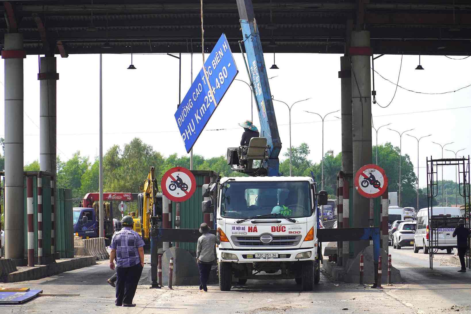 Việc tháo dỡ được giám sát bởi nhiều lực lượng chức năng như: Sở Xây dựng tỉnh, Khu Quản lý đường bộ IV, UBND xã Tam Phước, xã Long Phước... Ảnh: HAC