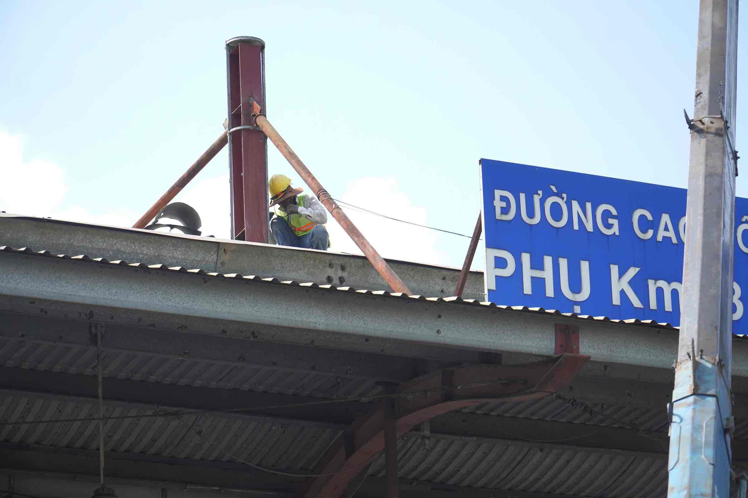 Công tác tháo dỡ trên mái trạm thu phí. Ảnh: HAC