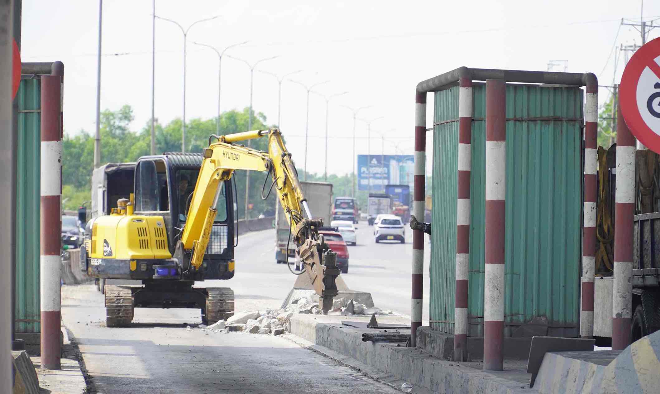 Đảo phân luồng tại trạm thu phí được phá bỏ. Ảnh: HAC