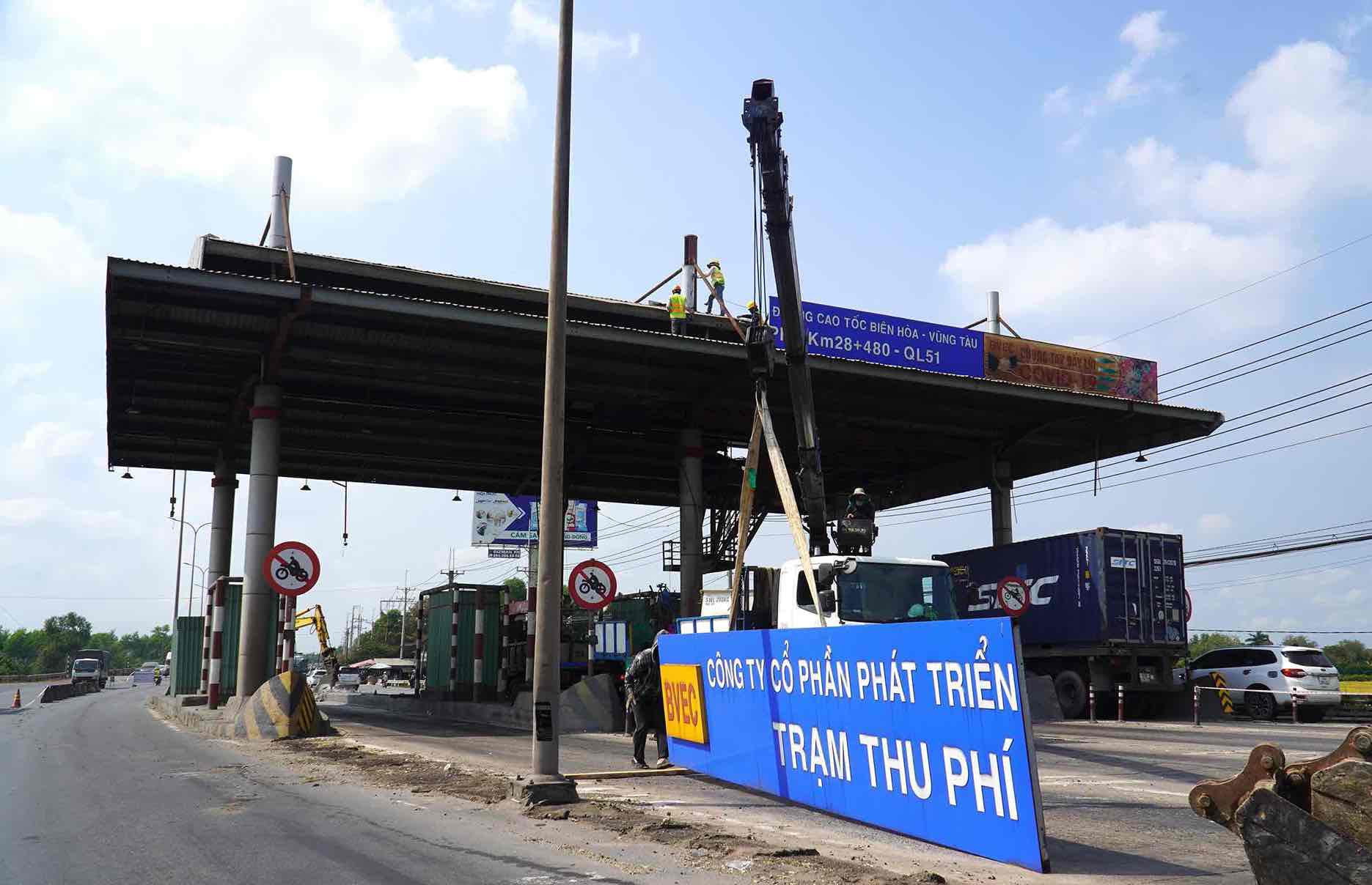 18일 아침 동나이성 롱프억사를 통과하는 국도 51호선 T2 요금소 철거. 사진: HAC