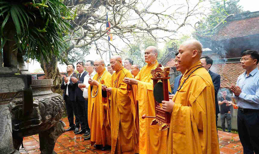 The incense offering ceremony took place solemnly at the opening ceremony of Thanh Mai Pagoda. Photo: Con Son Kiep Bac Management Board