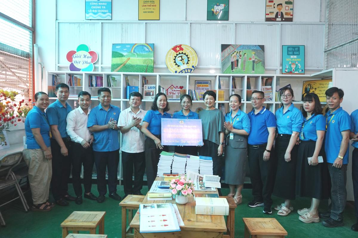 Đại diện lãnh đạo LĐLĐ tỉnh Thanh Hóa trao tặng sách tại 