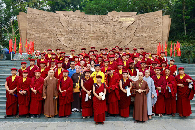The Gyalwang Drukpa Dharma King delegation pilgrimages to Hung Temple, spreading spiritual values and the spirit of turning to the source. Photo: Organizing Committee