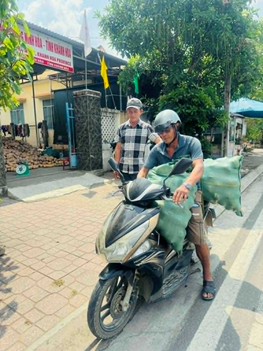 Sau khi Hội Chữ thập đỏ phường Ninh Hòa kêu gọi nhiều người đã đến “giải cứu” số bí đỏ bị tồn đọng giúp anh Nhương. Ảnh: Lê Ninh