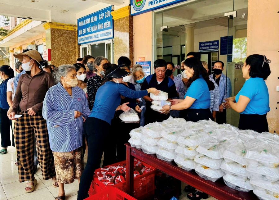 The Trade Union of the Lung Hospital organized the free distribution of 175 meals, adding motivation to patients and their families. Photo: Ha Tinh Trade Union