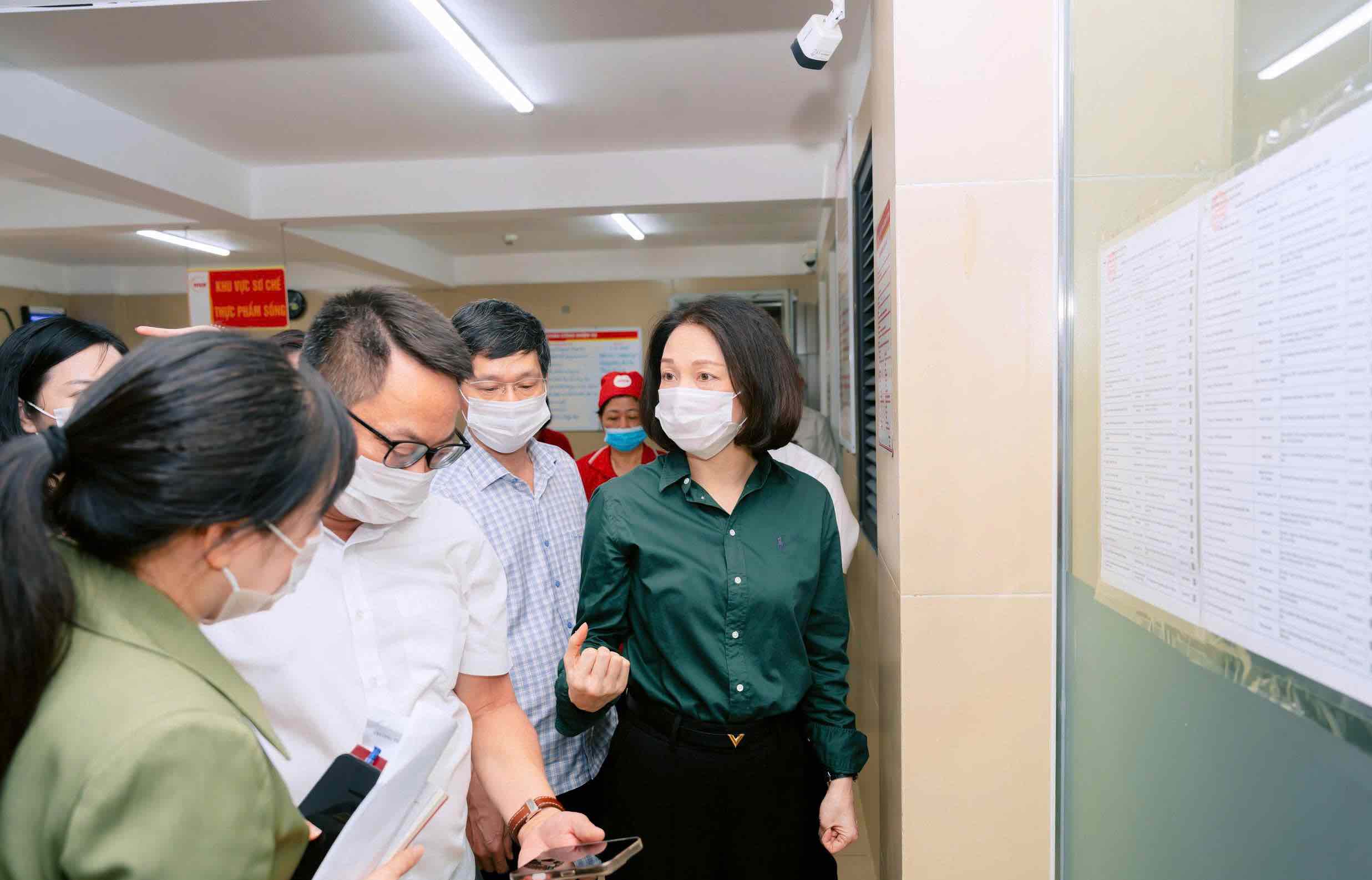 Phó Chủ tịch UBND TP Vũ Thu Hà cùng đoàn khảo sát kiểm tra an toàn thực phẩm học đường. Ảnh: Phạm Linh