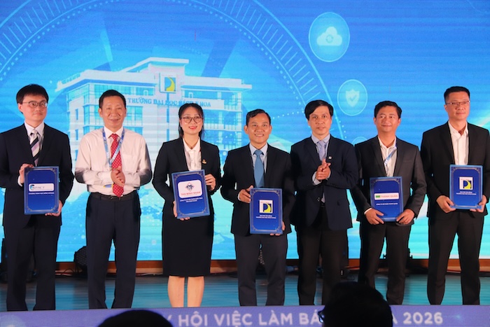 Trường Đại học Bách khoa đã thực hiện ký kết Biên bản thỏa thuận hợp tác với nhiều doanh nghiệp. Ảnh: Nguyễn Linh
