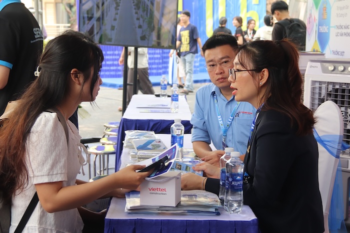 Bach Khoa Job Fair - DUT JOB FAIR 2026 at Da Nang University of Science and Technology attracted the participation of more than 50 businesses. Photo: Nguyen Linh