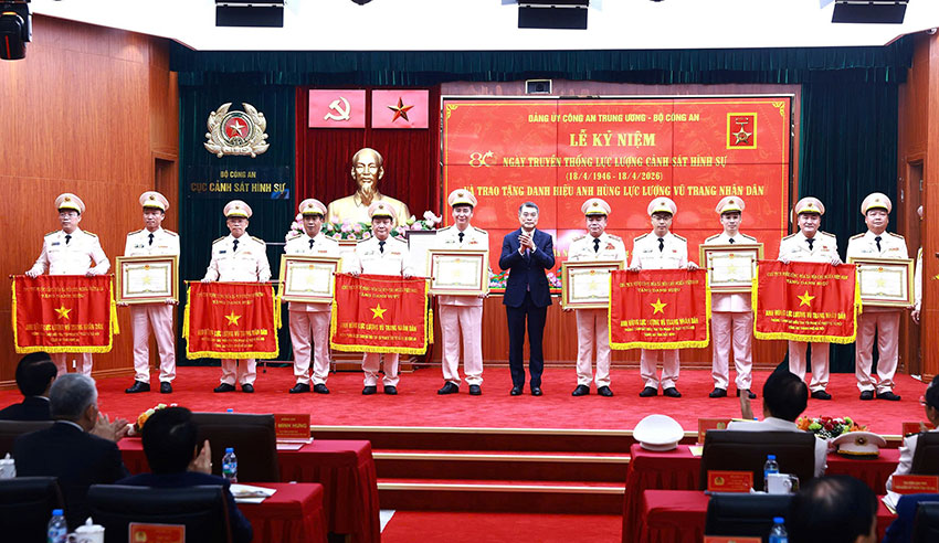 Thủ tướng Lê Minh Hưng dự và trao các 