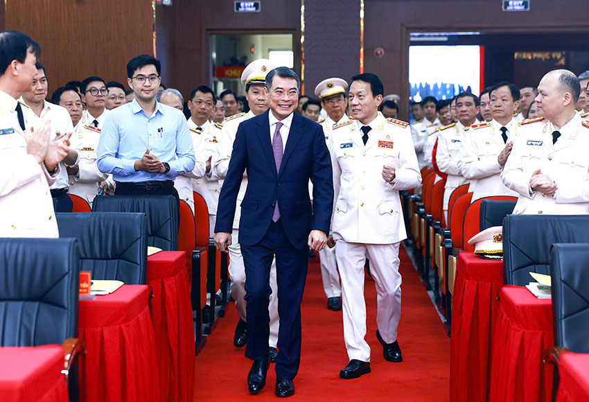 Politburo Member, Prime Minister Le Minh Hung attends the 80th anniversary of the traditional day of the Criminal Police force, morning of April 18. Photo: Hai Nguyen
