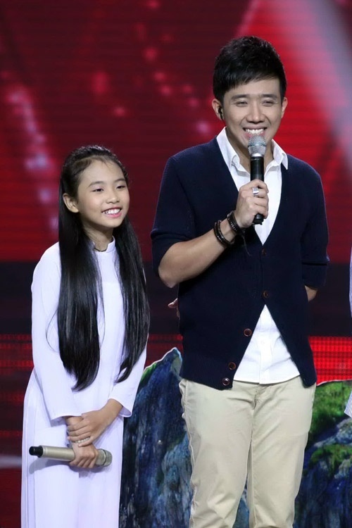 Trấn Thành và Phương Mỹ Chi trong chương trình “Giọng hát Việt nhí“. Ảnh Nhà sản xuất