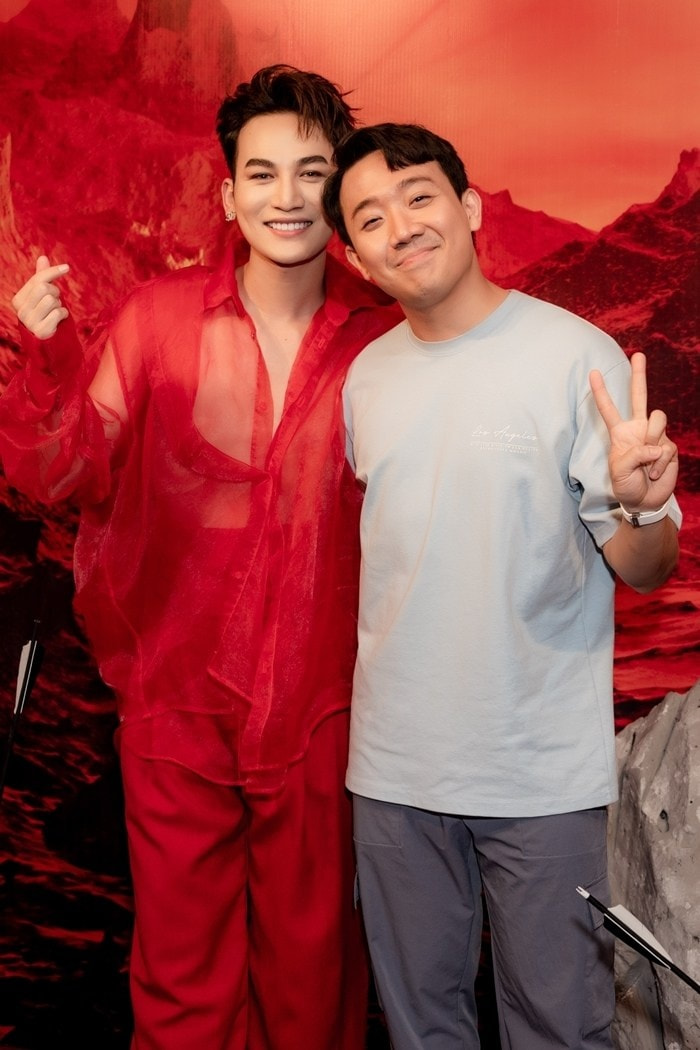 Mối quan hệ giữa Trấn Thành và Ali Hoàng Dương - quán quân Giọng hát Việt 2017 - là tình cảm anh em đồng nghiệp thân thiết và bền chặt trong showbiz Việt. Ảnh Nhà sản xuất