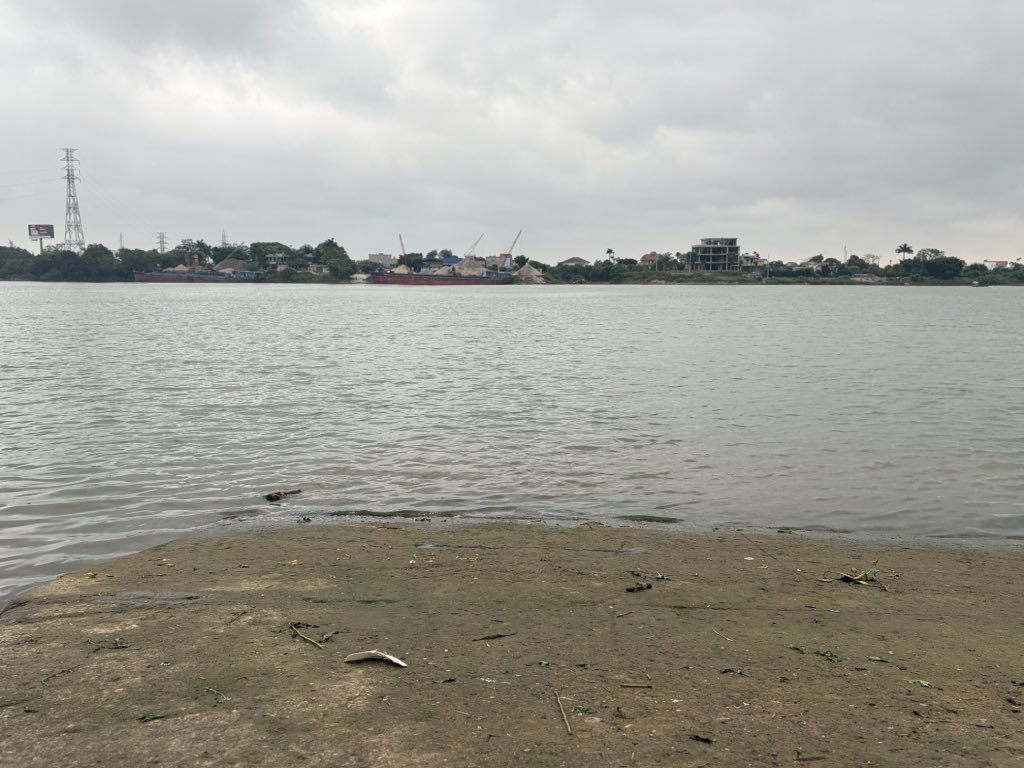 Xa xa là bến phà thuộc Thái Bình (trước đây), hiện nay là Hưng Yên. Ảnh: Thục Quyên 