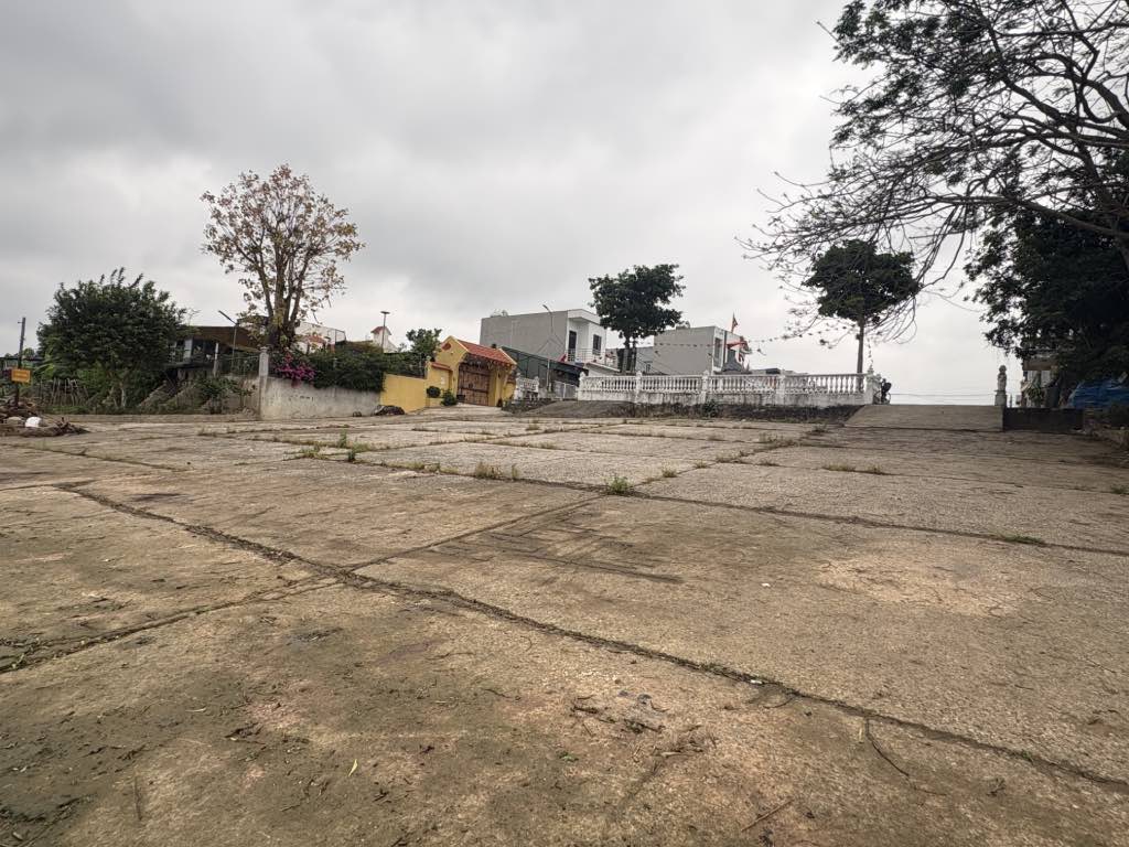 Đoạn dốc xuống phà vẫn còn được giữ nguyên. Ảnh: Thục Quyên 